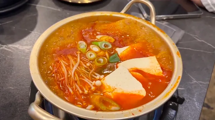 김치찌개와 사이드 식사
