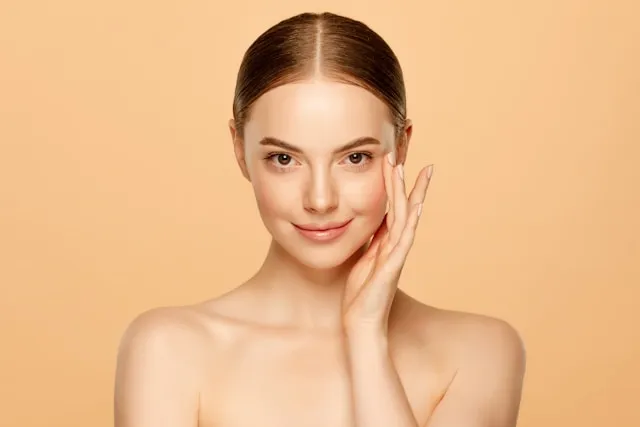 피부 톤이 한 톤 밝아진 친구, 알고 보니 매일 이 알약을 먹더라고요